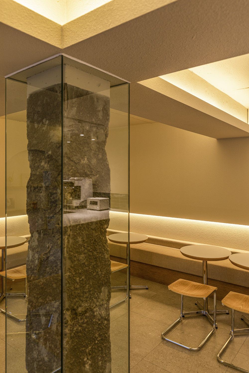 温暧的 18 坪咖啡厅设计 | 白色与木质的温馨空间-17