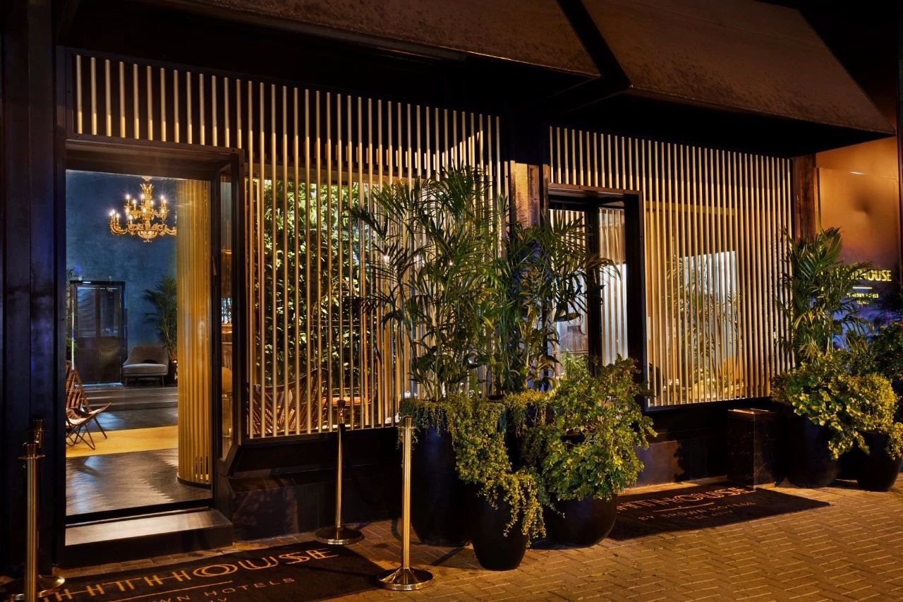 布朗酒店的灯塔-11