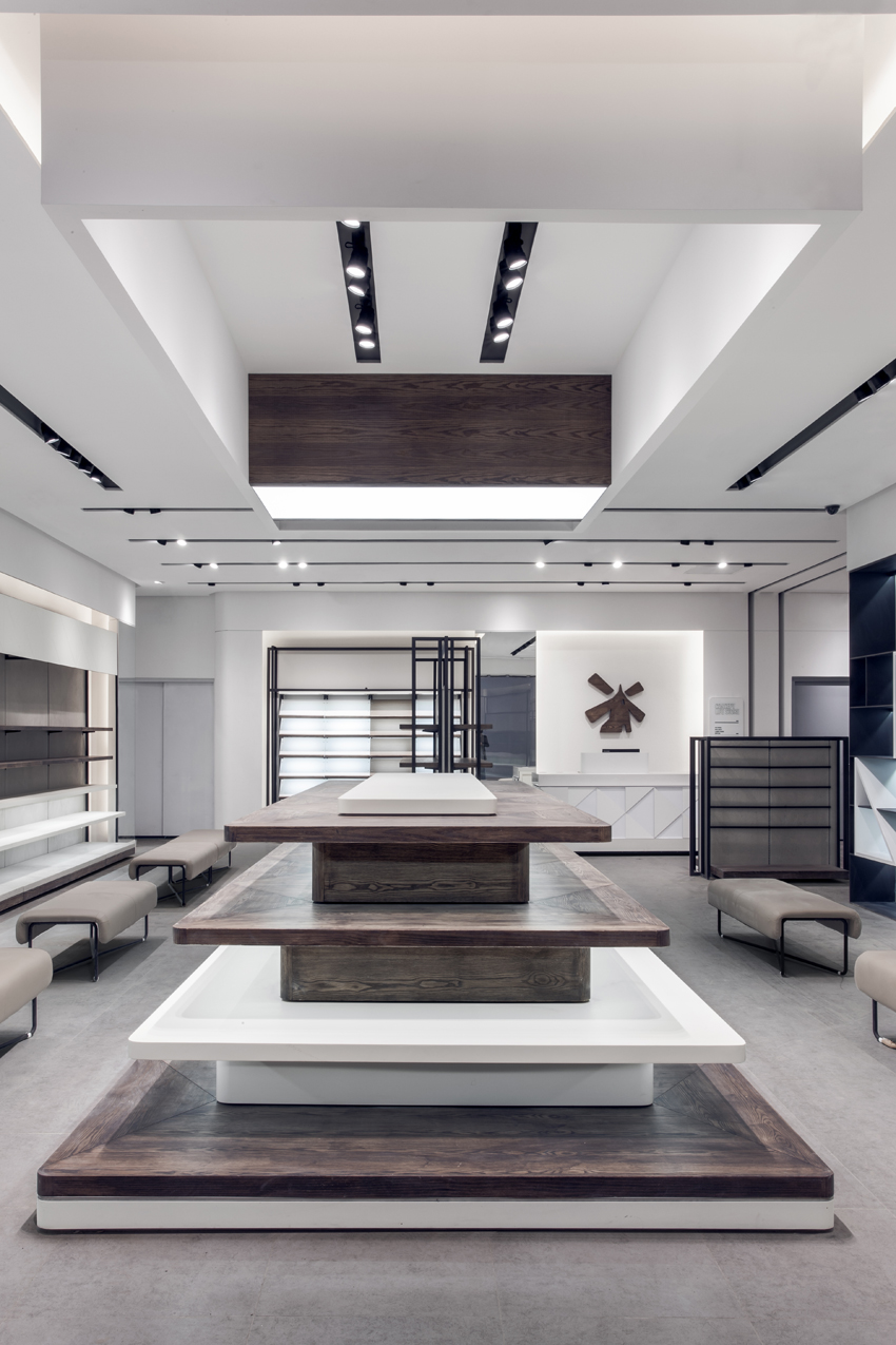 成都热风太古里形象店 | 突破传统，打造深色时尚空间-12