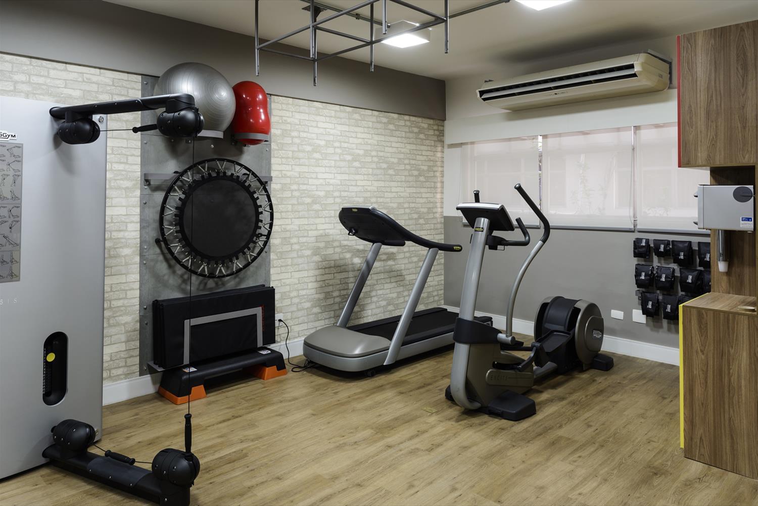 巴西 SP 工作室 · 工业风格与实用结合的 Pilates 教室设计-4