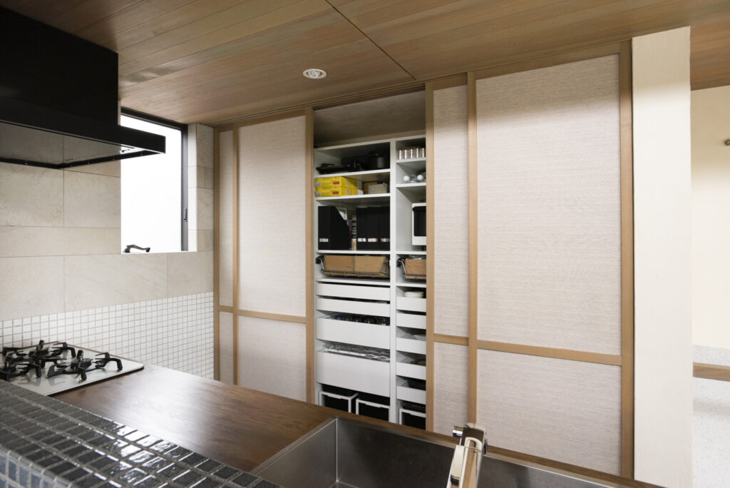 里山の風景を取り込む　室内と一続きの軒下テラスが豊かな時間をもたらす | Architecture | 100%LiFE-9