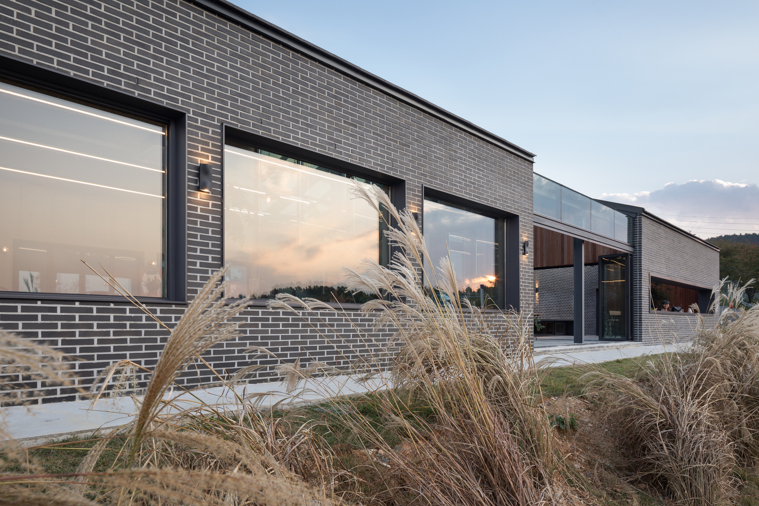 融入自然的简约咖啡馆-67