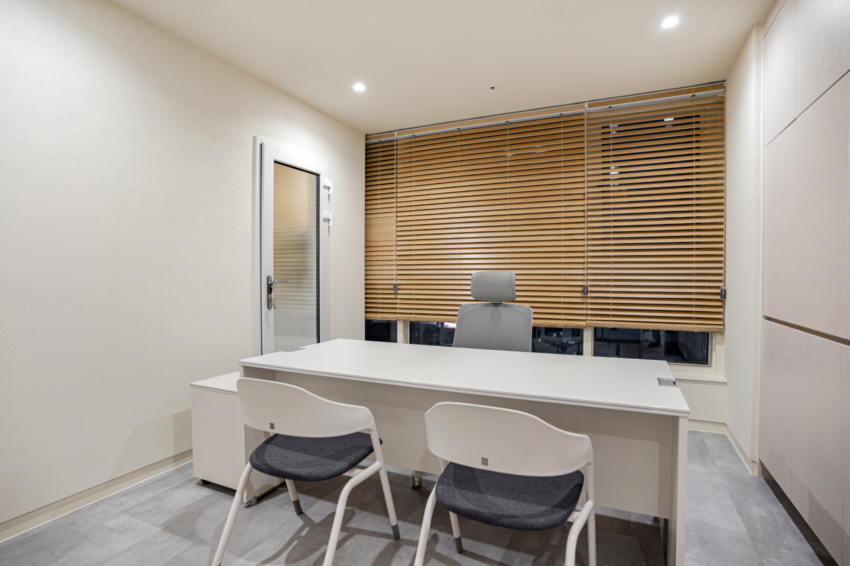 简约白色系打造儿童精神健康医学空间-10