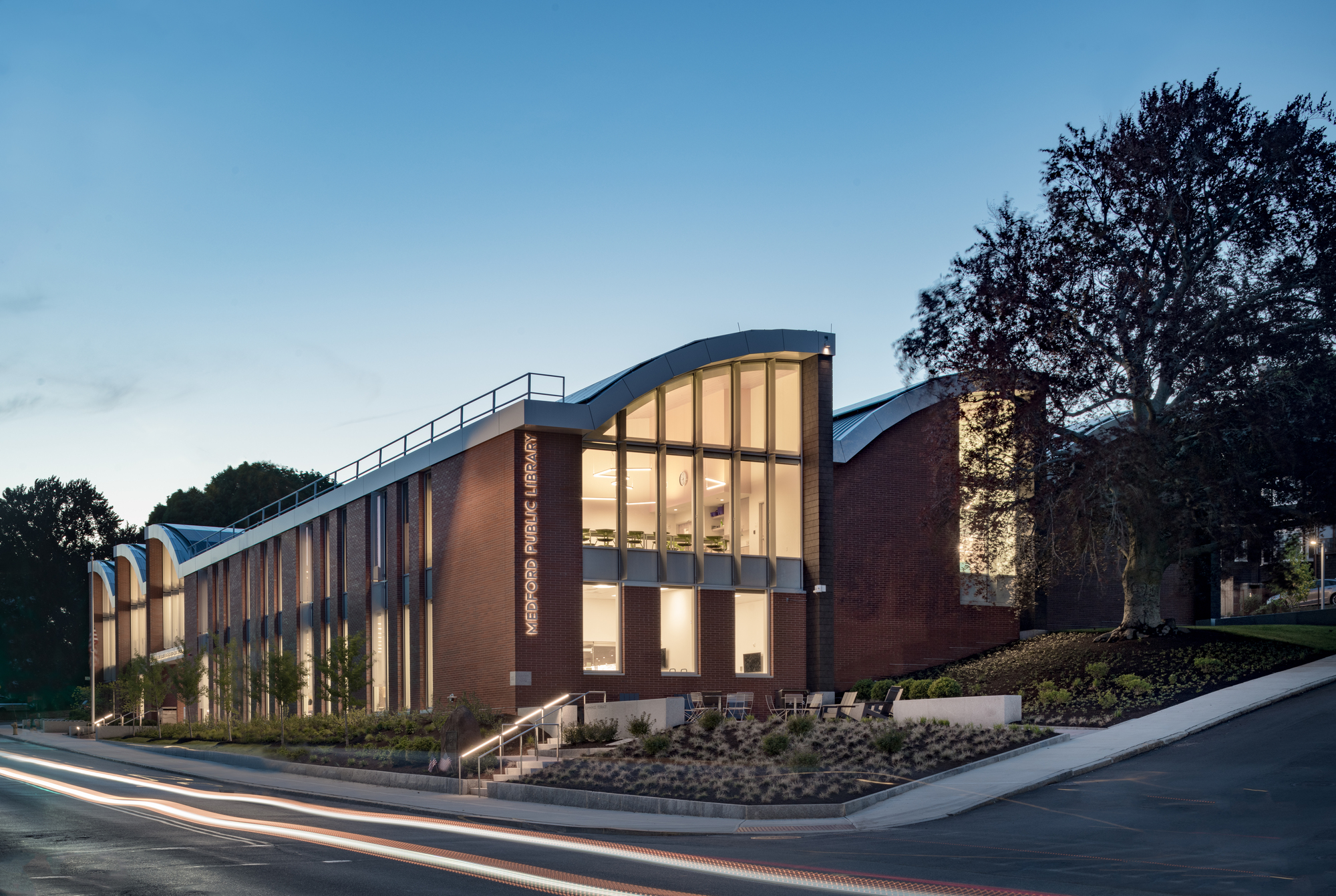 Charlotte & William Bloomberg Medford Public Library / Schwartz/Silver Architects-42