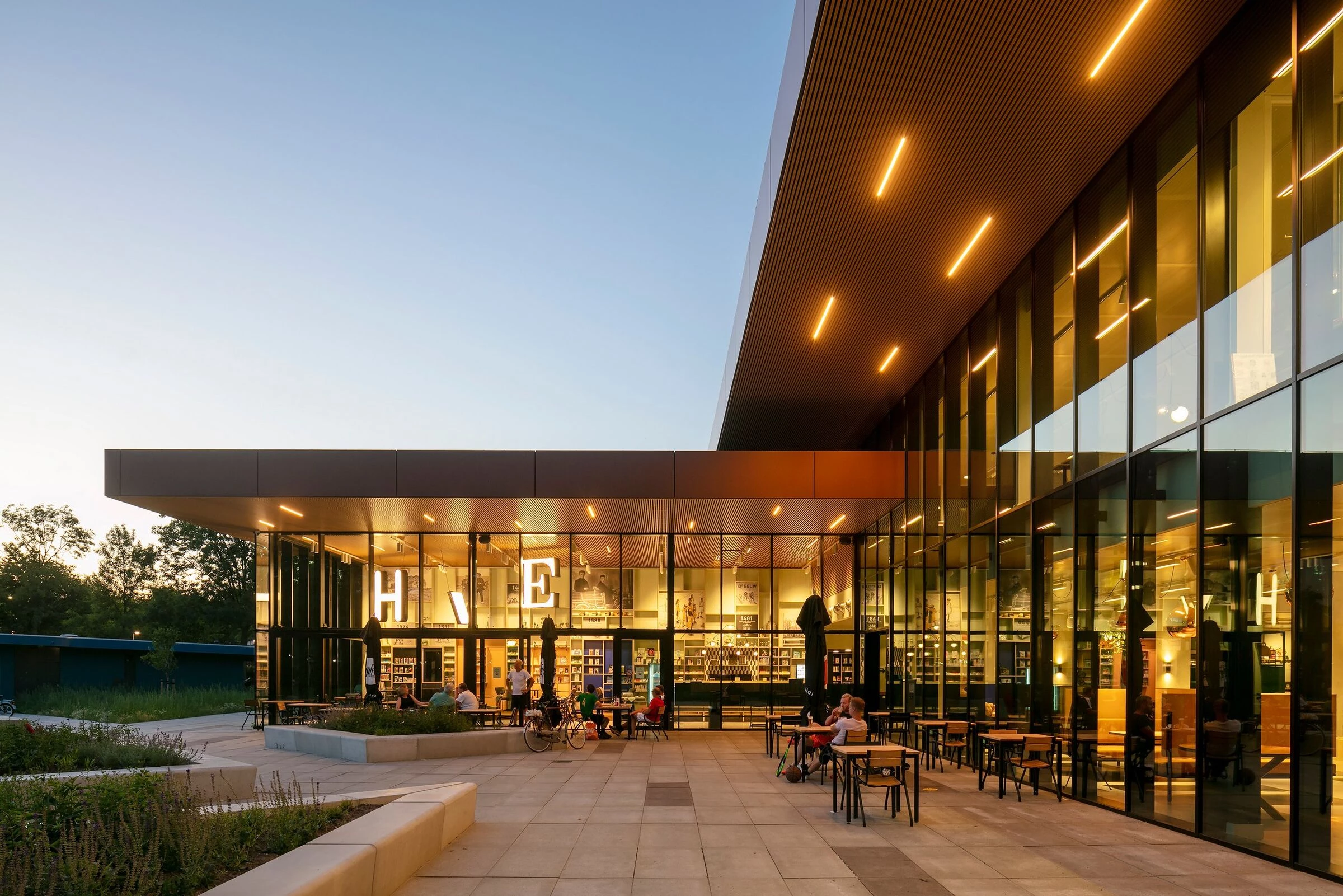 荷兰 Eemnes 中心的多功能“母亲之屋”-5