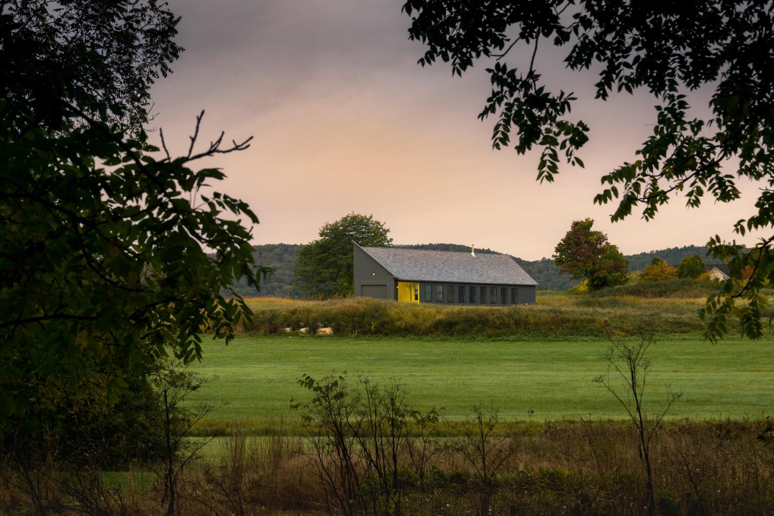 Granja Oblonga en Mill Brook Valley-2