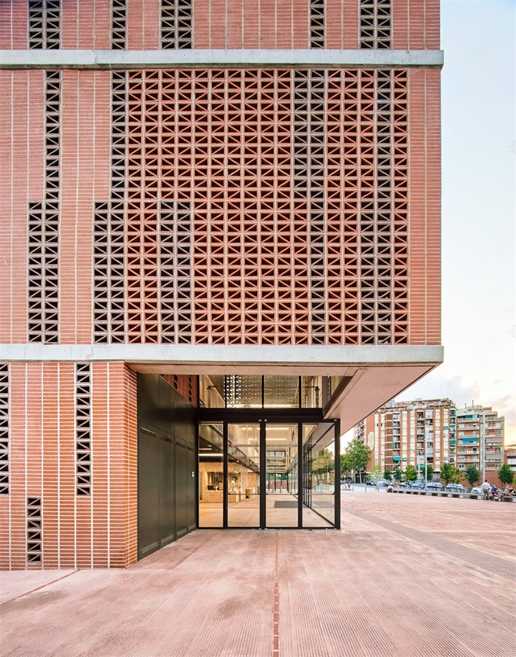 对当地传统建筑工艺理解和恢复的体育中心设计丨西班牙巴塞罗那丨戈者设计等相关建筑师团队-5