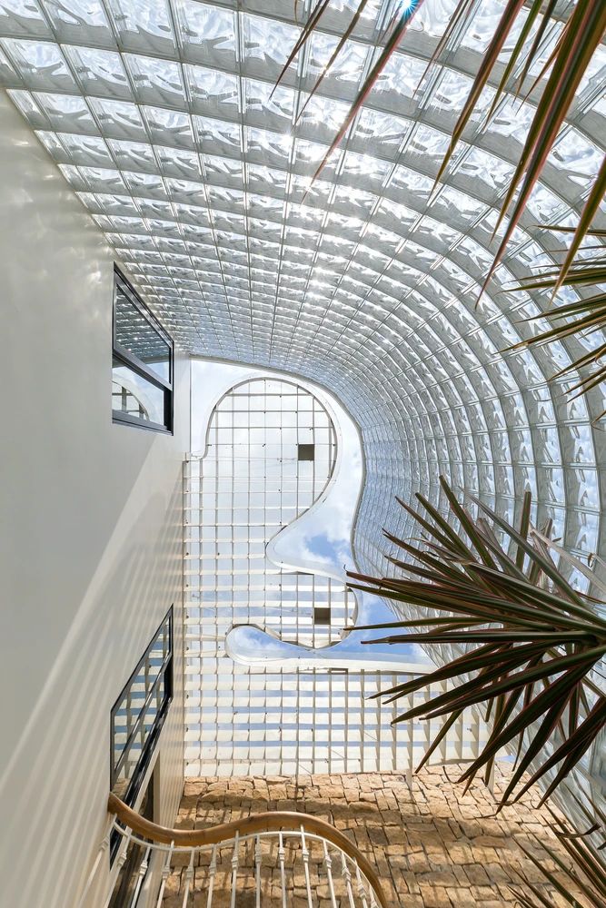 隐于城市，通透于心，3000块玻璃砖，拼出一个浪漫到不真实的家-35