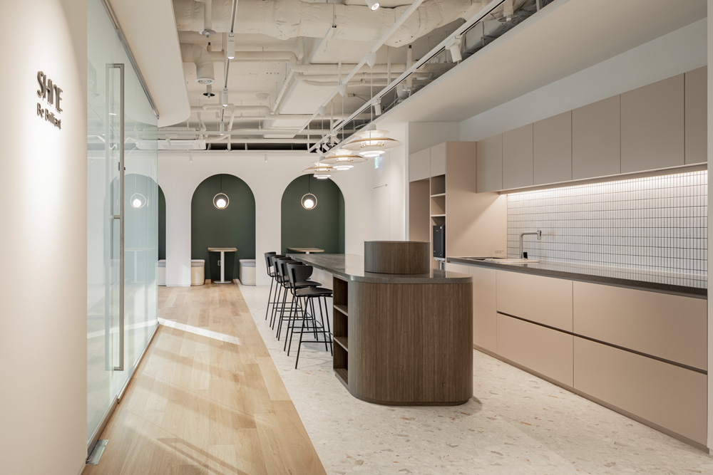 白色与木质的优雅融合 | 53 度商务办公室设计-2