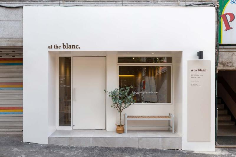 明亮简约的 24 平米咖啡厅设计-2