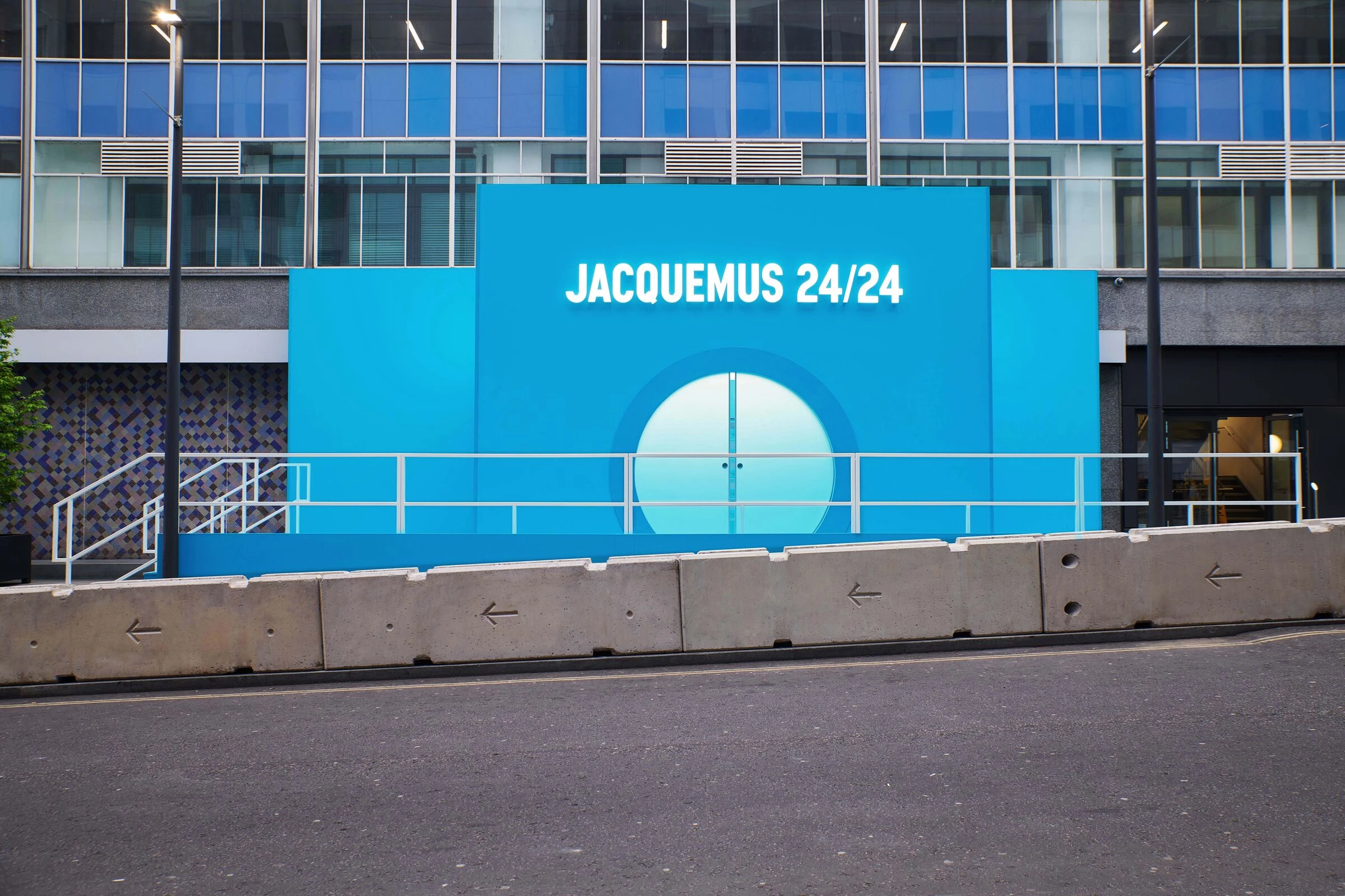 Spatial and interactive scenography for Jacquemus-26