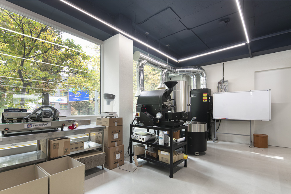 首尔 50 平小空间打造出的工业风咖啡厅-12