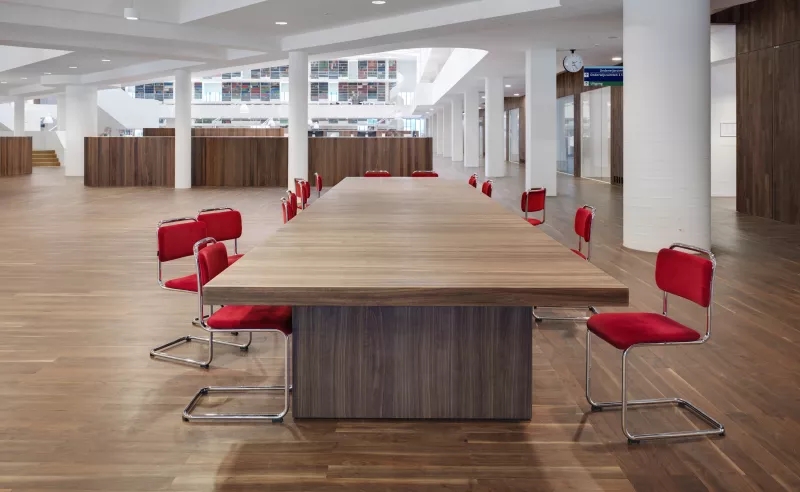 已有建筑中新空间的挖掘：镂空天花板，打造满溢阳光的中庭医学中心-12