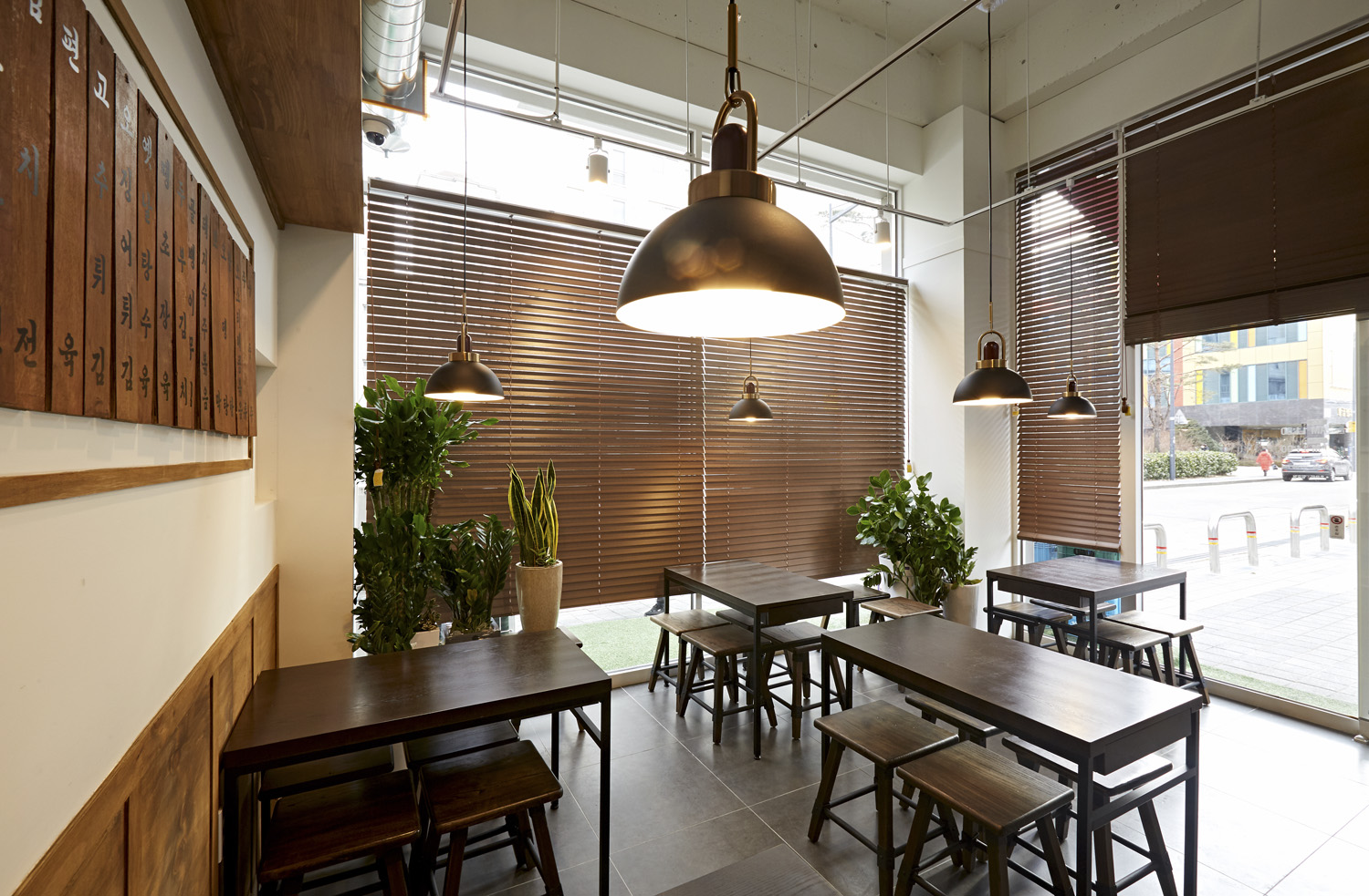 白色与木色交融的 10 分餐厅设计-5