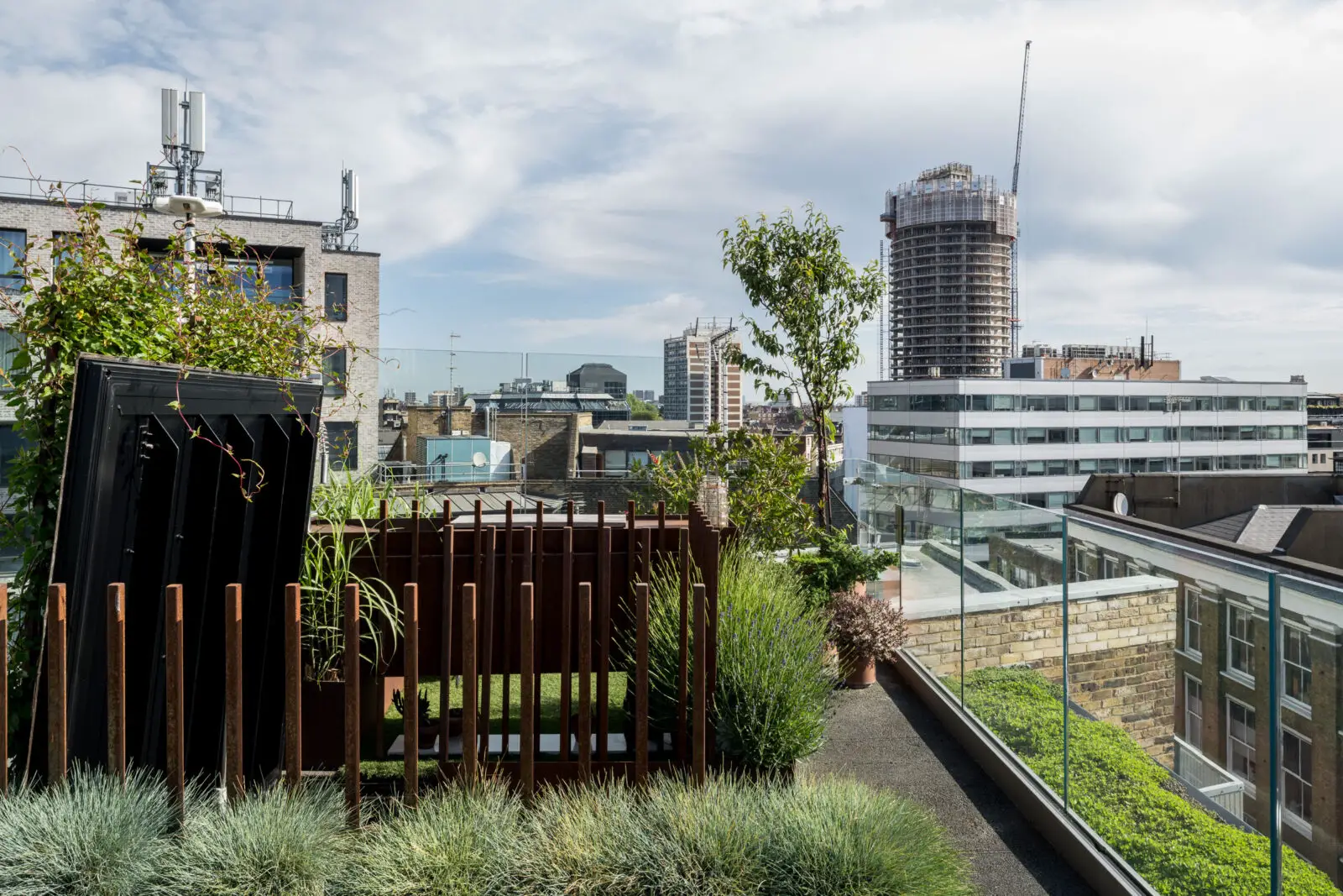 伦敦独特黑色设计公寓 | 古典与现代的完美融合-26