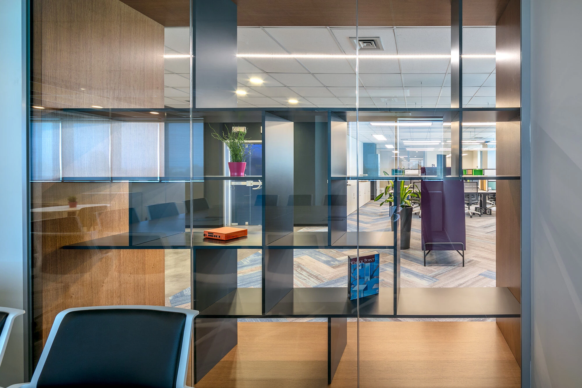 全球 70 个办公室的统一设计风格-17