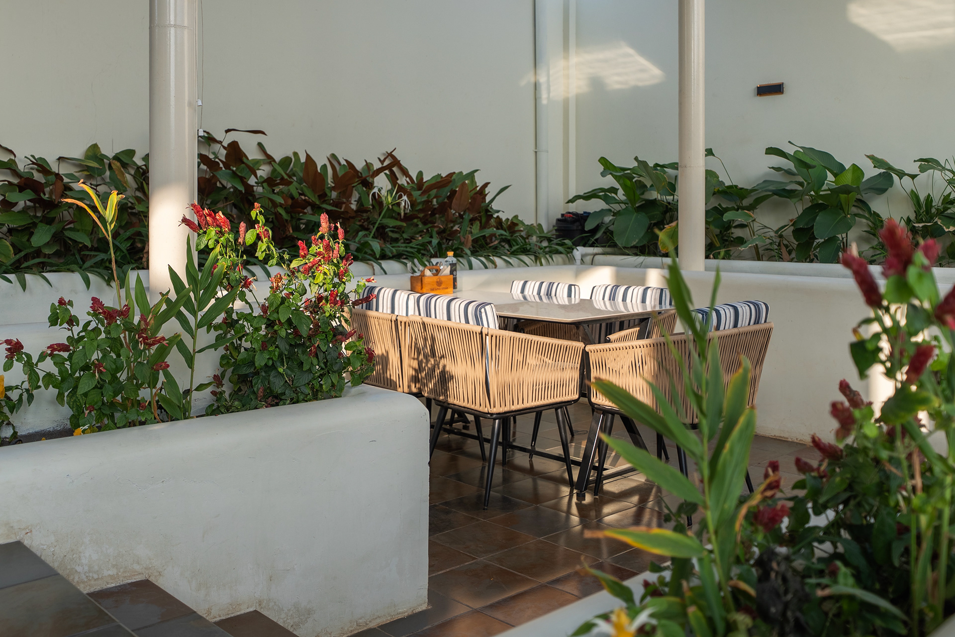 露台餐厅丨KARTHIK ARCHITECTS-32