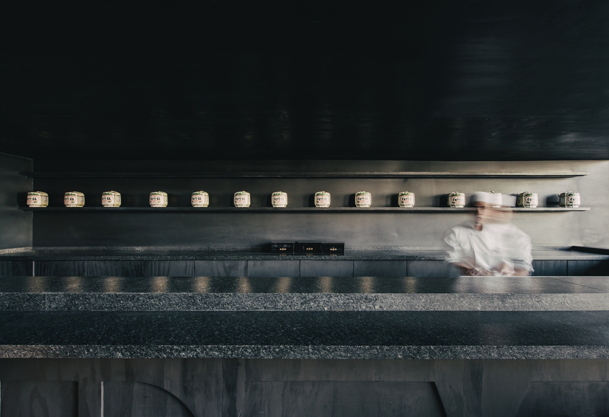 一家設計靈感源於武士盔甲的日式餐廳 - WEHOUSE-9