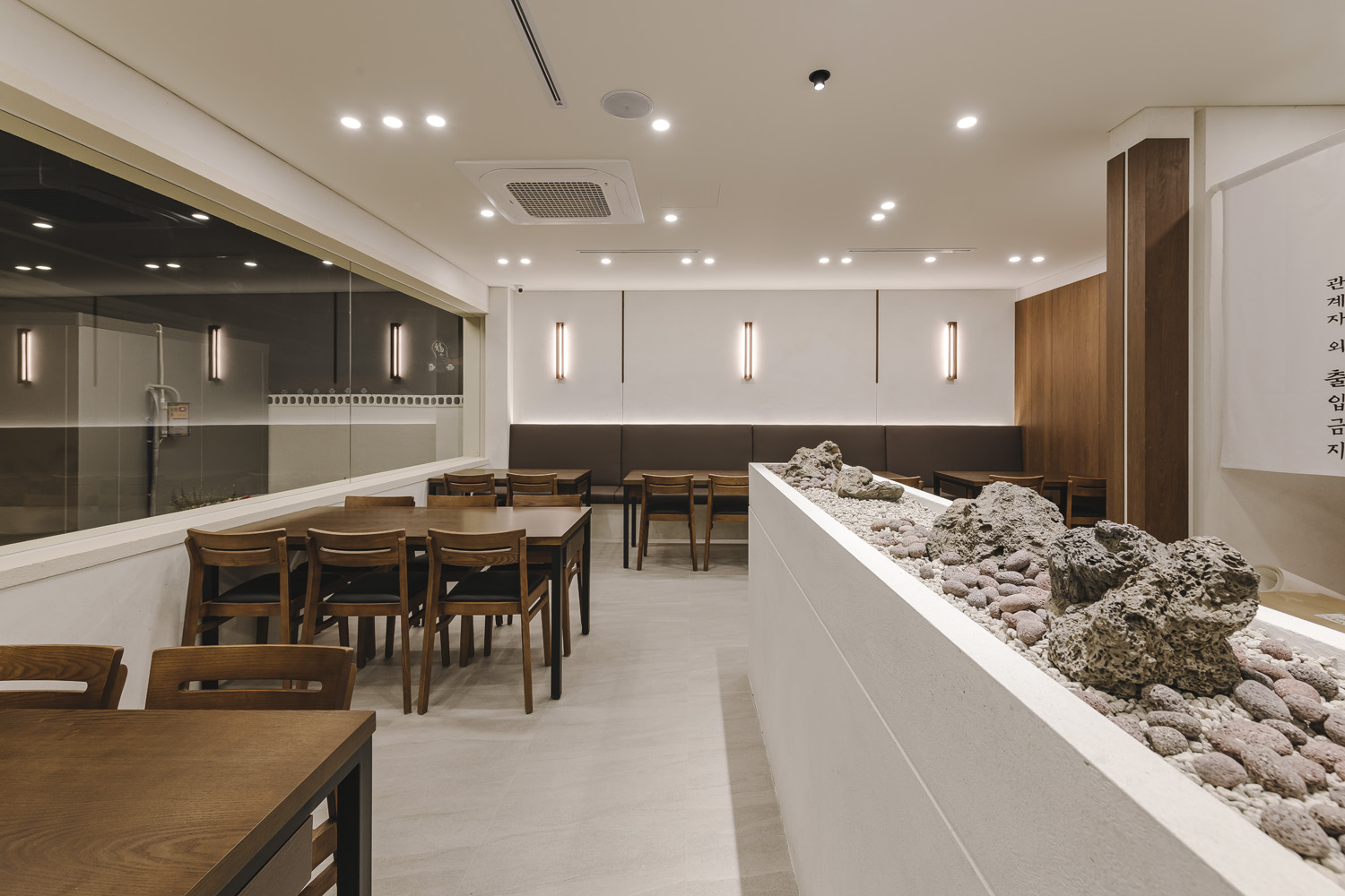 白色与木色，150 平米极简主义韩式餐厅设计-3