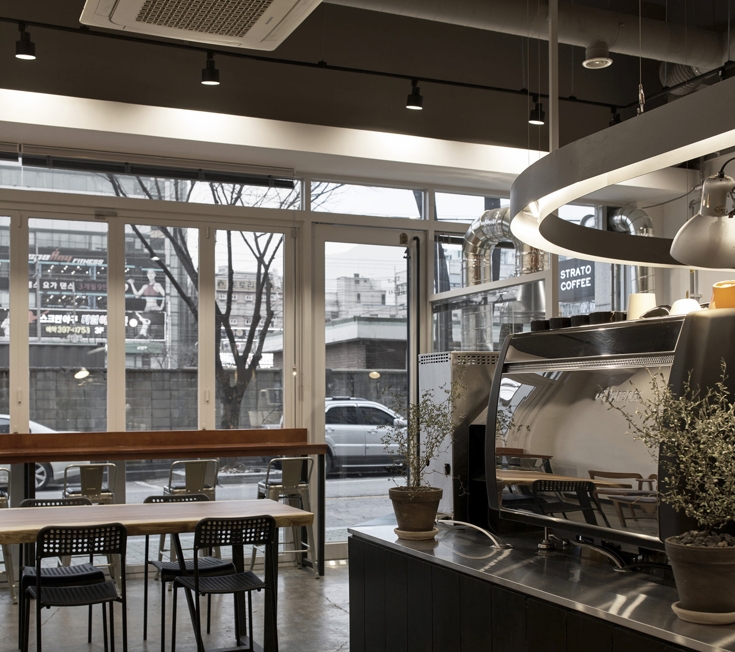 现代风 Stratcoffee 咖啡厅，16 坪空间打造潮流典范-8