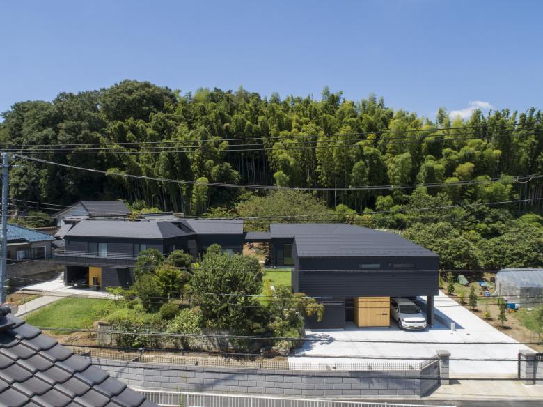 中庭を囲む切妻屋根の 2 世帯住宅丨日本神奈川丨GEN INOUE-9