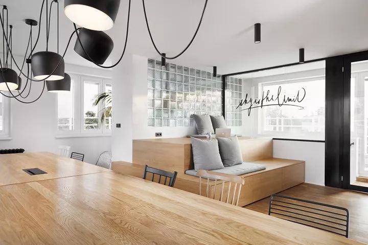 红牛布拉格办公室 | 极简工业风的千禧社区-6