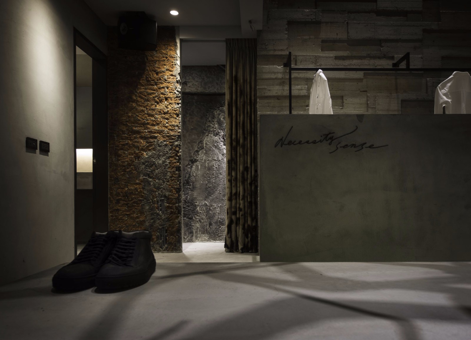 云邑设计打造工业风服装店 | 水泥地砖墙展现原始魅力-0