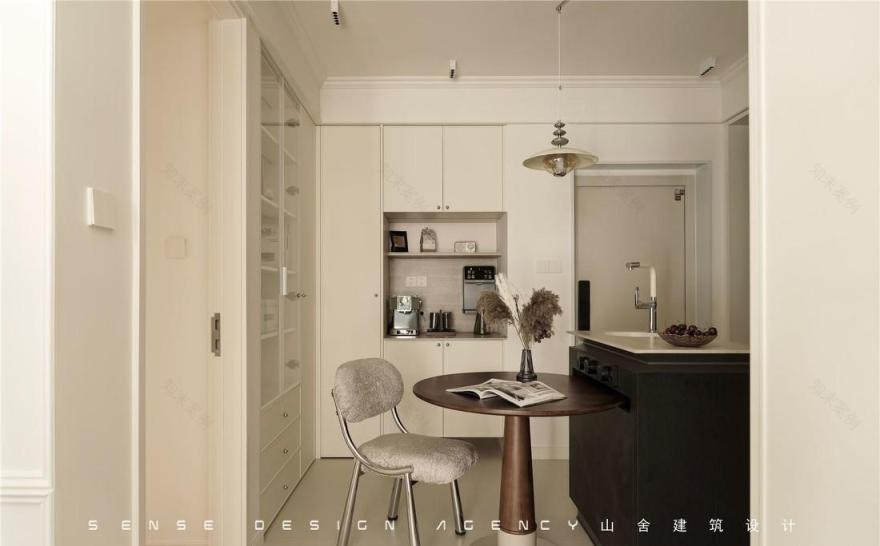 奶油白与黑色:在极简的温柔里,遇见治愈-13