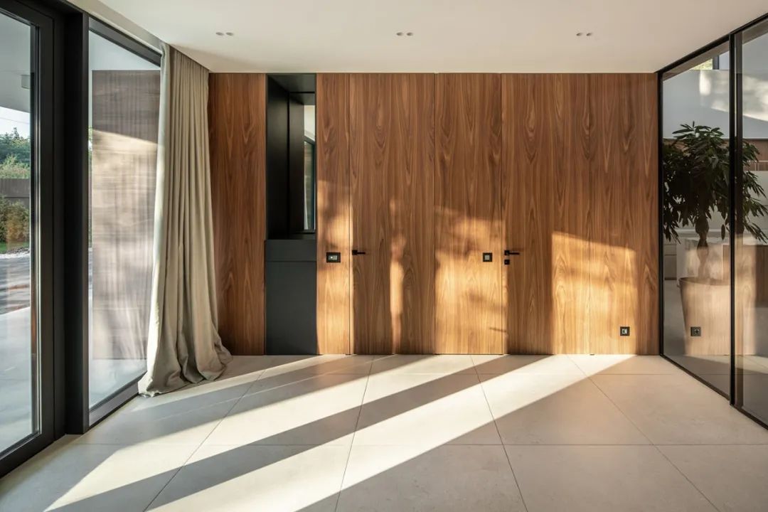 725㎡极简主义别墅,自然之美与生活品质的完美融合-35