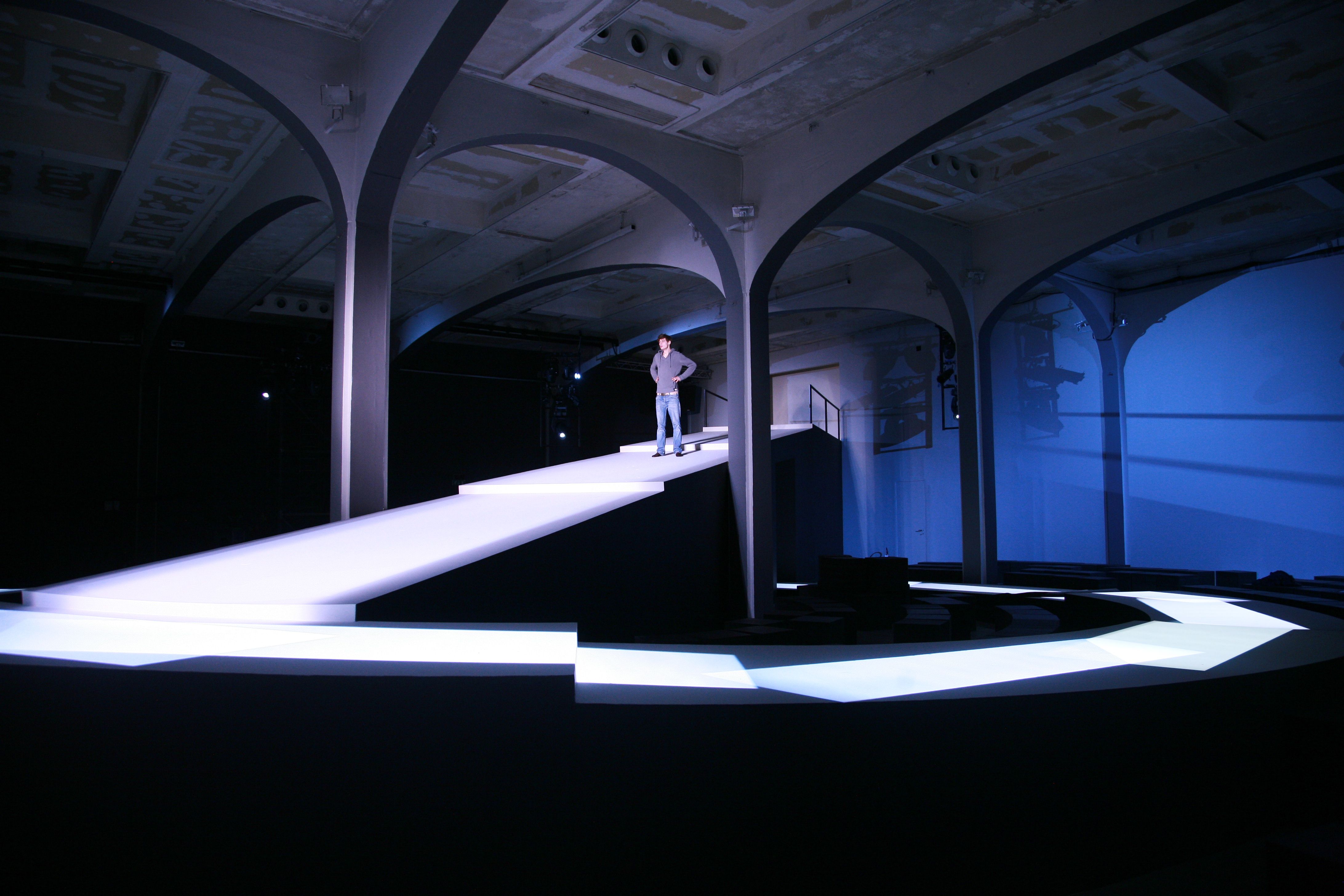 2008 FW Prada Men’s Show 空间幻觉设计-1