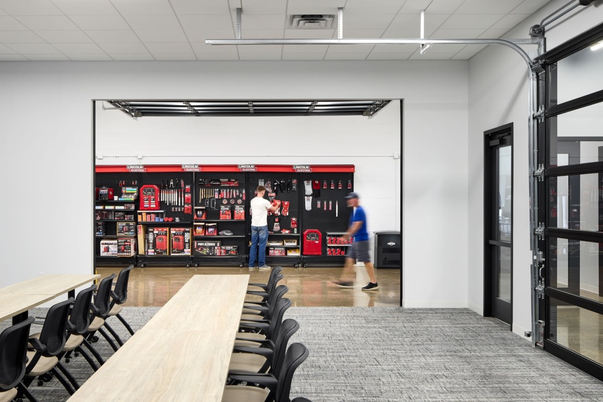 Front Row Sales and Marketing Offices by Studio BV-19