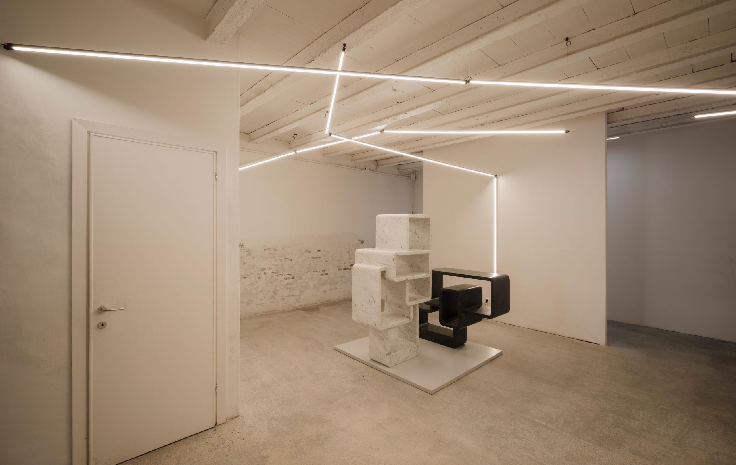 威尼斯设计双年展 2021 | Sticks 照明装置点亮 SPUMA 艺术空间-10