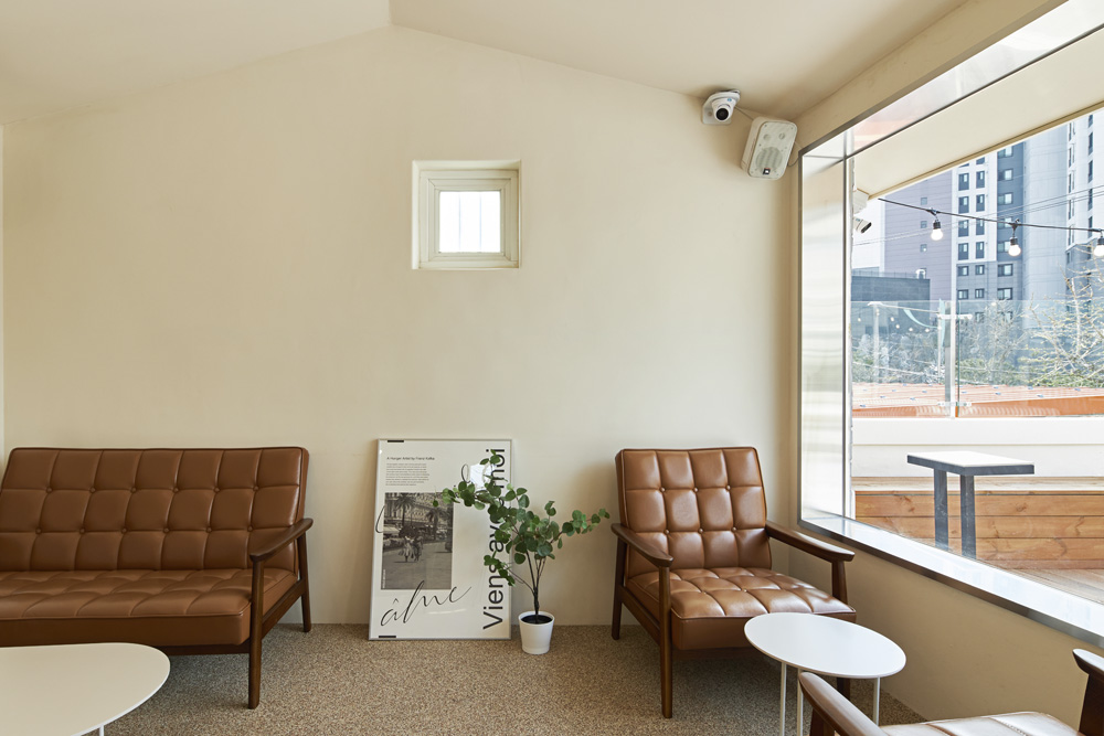 白色与木纹，27 平米高级咖啡厅设计-8