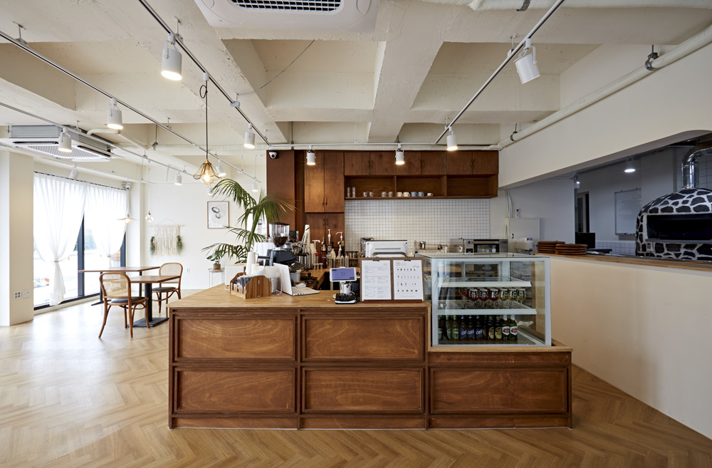 温暖氛围的 28 平米意大利餐厅内饰设计-4