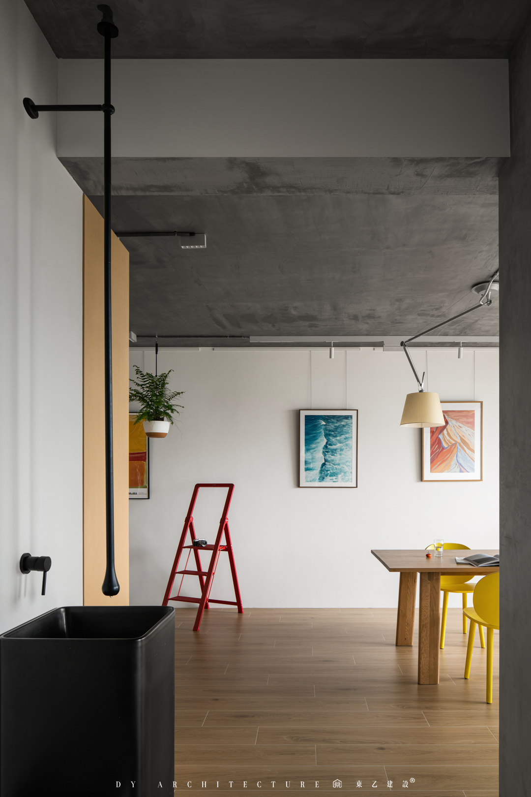 原始粗狂的混凝土裸顶遇上紧凑小三房,这酷酷的松弛感真让人着迷丨中国长沙丨東乙建设-0