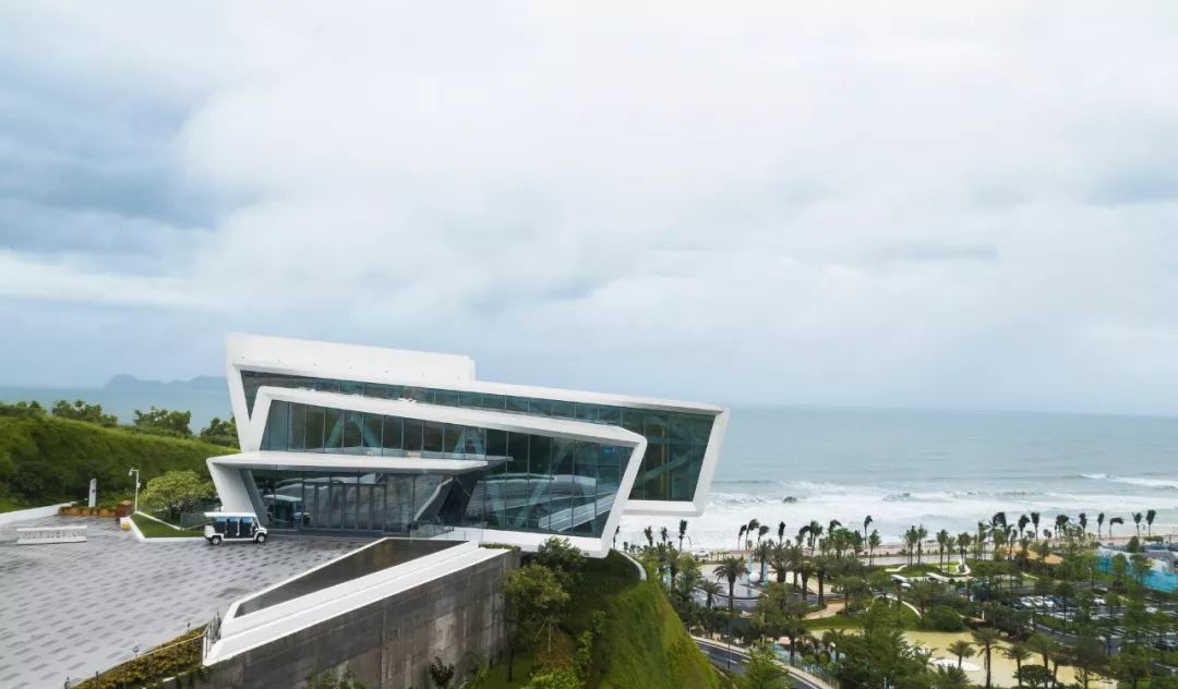 悬崖上的艺术馆 | 山海之间的白色梦幻空间-6