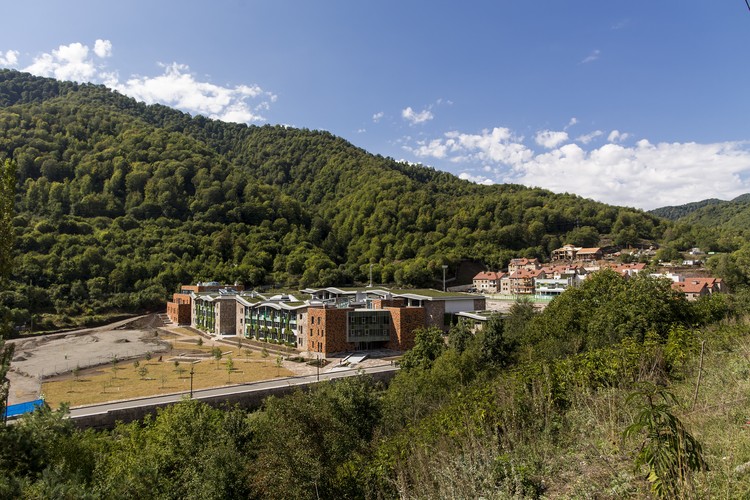 亚美尼亚 UWC 学院 Dilijan 环保现代建筑-2