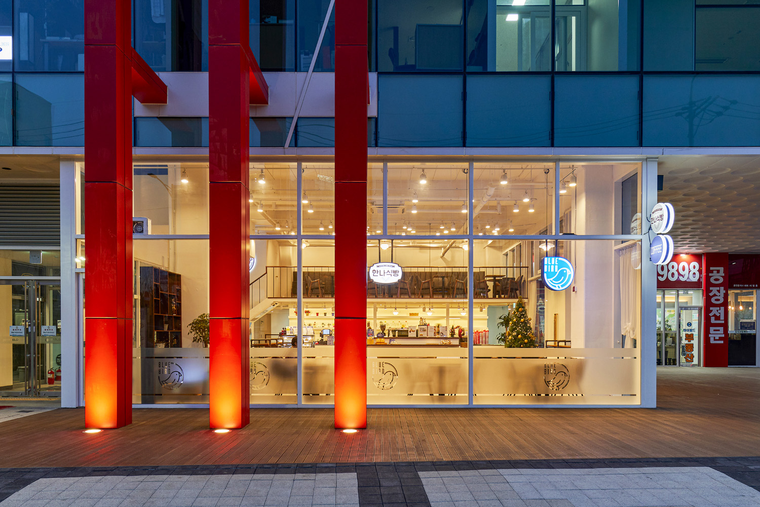 现代时尚的 Bluiverd 多层次贝壳蛋糕咖啡厅设计-23