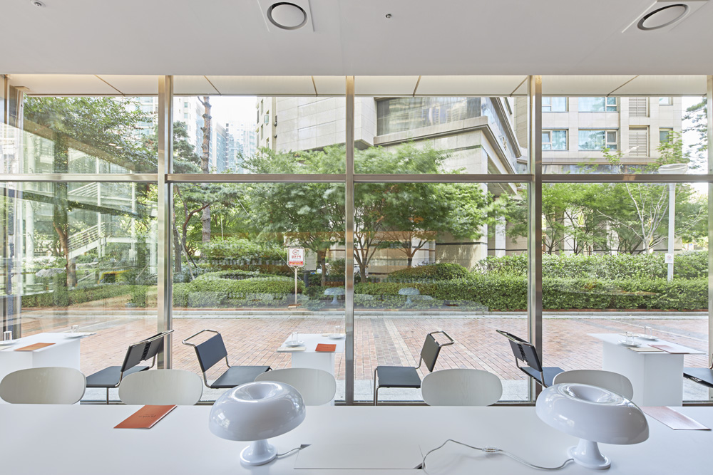 高级红酒店的优雅内饰设计-10