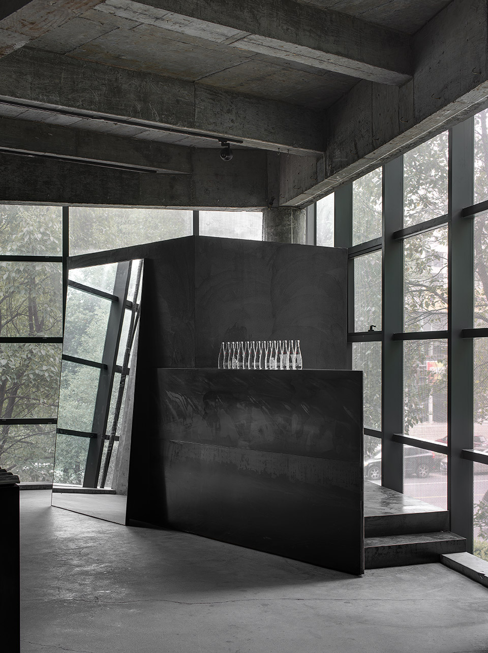 黑色斜面系统&黑壳HEIKE服装品牌概念店,中国 / 杭州啊嗯室内设计-11