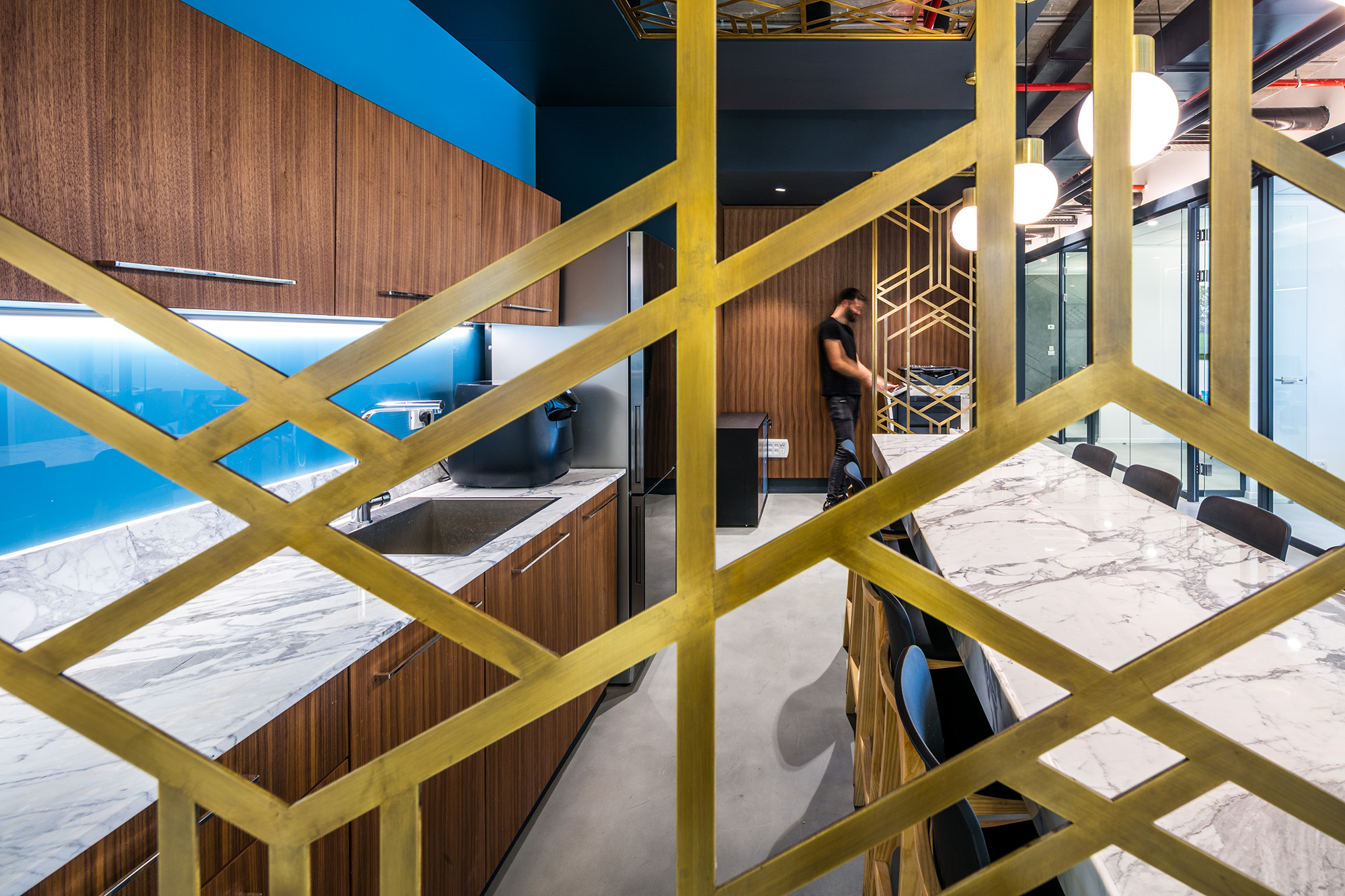 融合自然与工业，展现独特法律美学-21