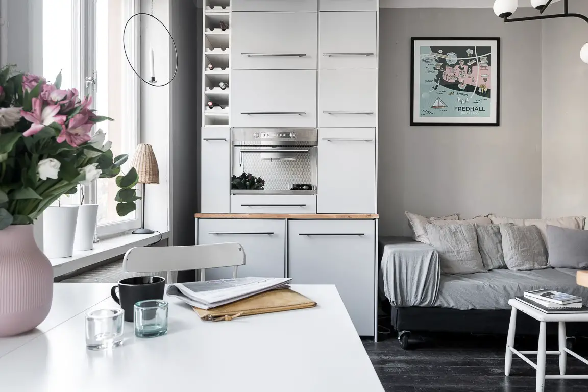 钢质楼梯与黑白墙纸 | 30m²复式公寓的时尚设计-9