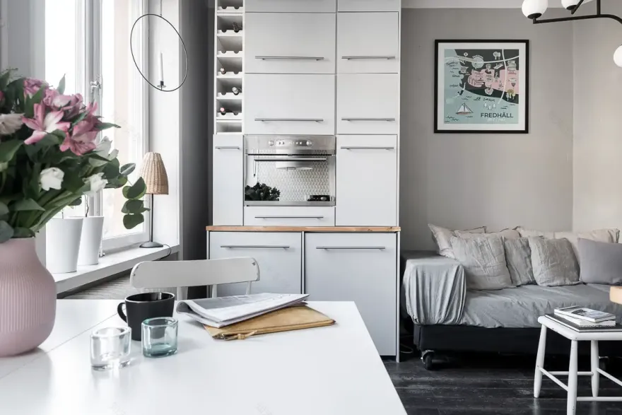 钢质楼梯与黑白墙纸 | 30m²复式公寓的时尚设计-9