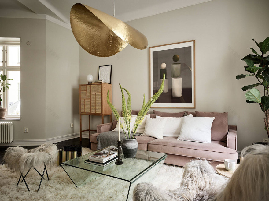 黑色地板和柔和的女性化装饰:哥德堡的宜人公寓-4