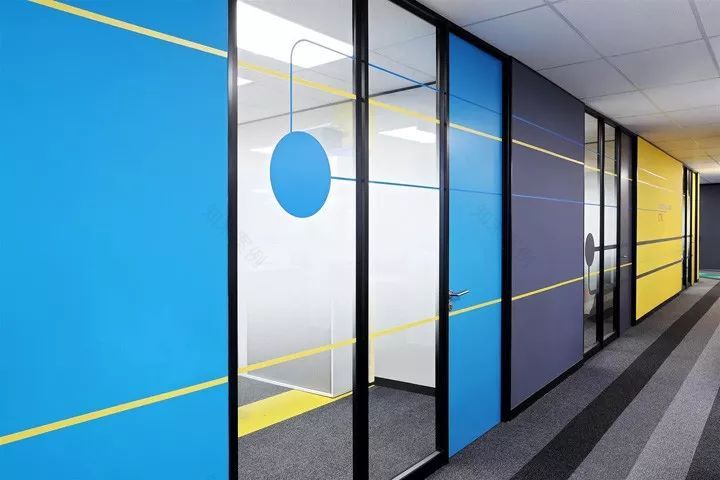 南非约翰内斯堡 Dynamic Technologies 办公室设计 | 活力四溢的多彩空间-13