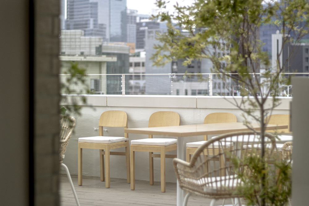 首尔通洞酒店咖啡厅 | 色彩点睛的现代概念空间-15