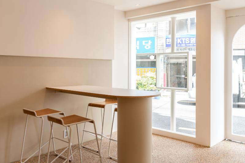 二十平米打造简约清新咖啡空间-10