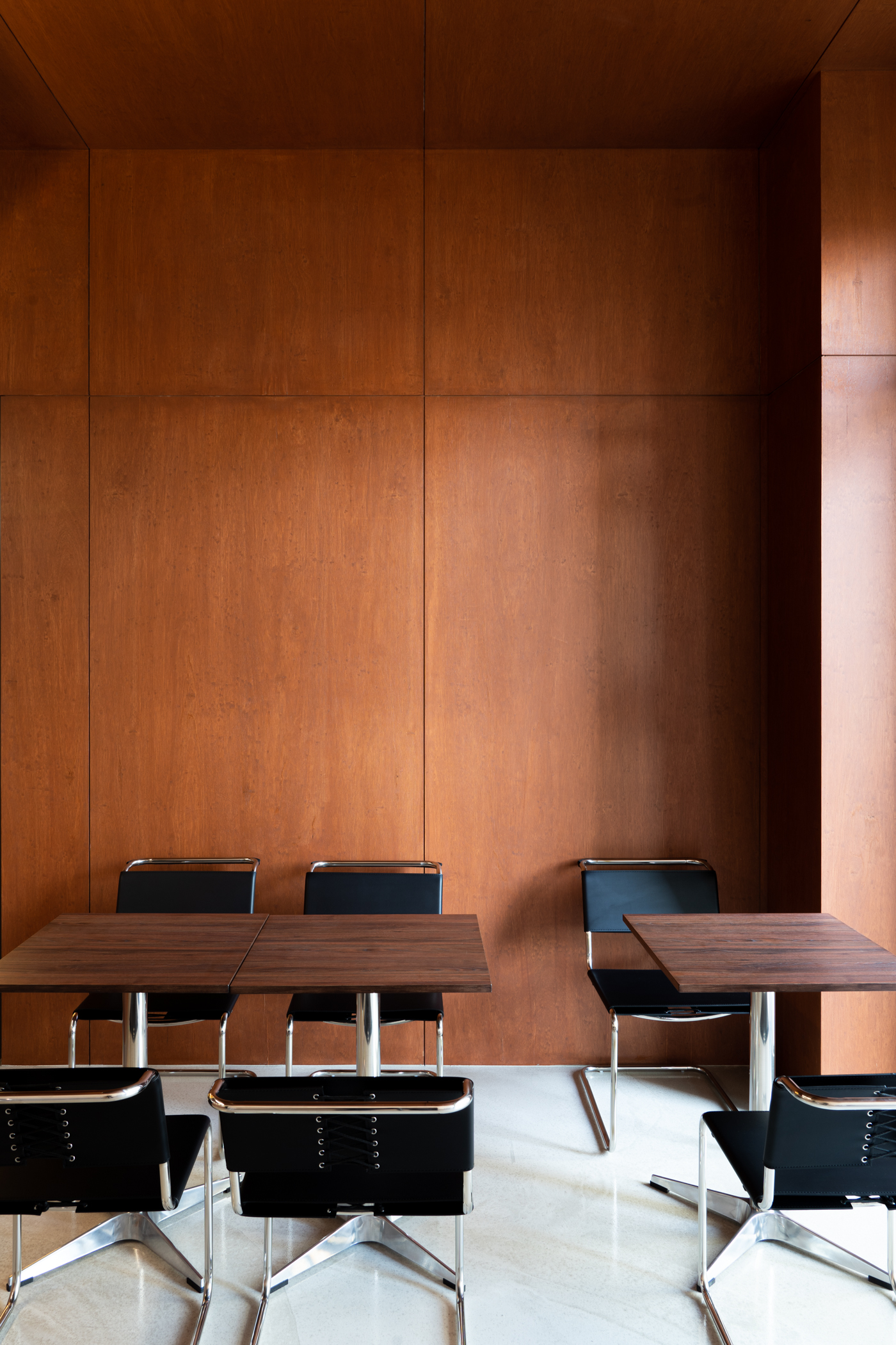 白色与木纹的 13 平贝克里咖啡厅设计-8