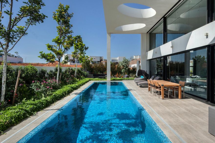 A mix of opposing colors that create contrast and drama among the volumes by Hila and Dan Israelevitz CAANdesign Architecture and home design blog-6