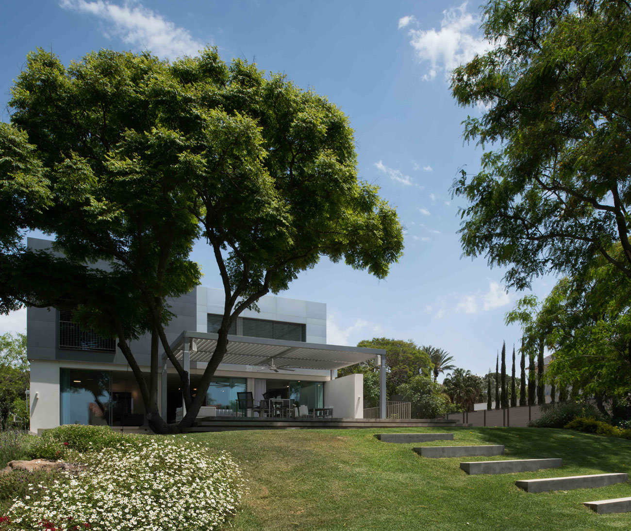 以色列 Kfar Shmaryahu 极简铝制住宅，室内外无缝连接-3